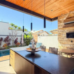 Indaiatuba - HOME DESIGN - Casa Térrea - Condomínio Paradiso - 420 m² de terreno - 307,19 m² de área construída - 3 suítes completas, sendo 1 master com closet planejado e banheira de imersão - Sala de TV reversível para 4ª suíte - Sala de estar ampla e varanda gourmet integrada - Cozinha com móve