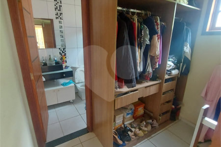 Casa térrea com piscina no Residencial Samambaia.