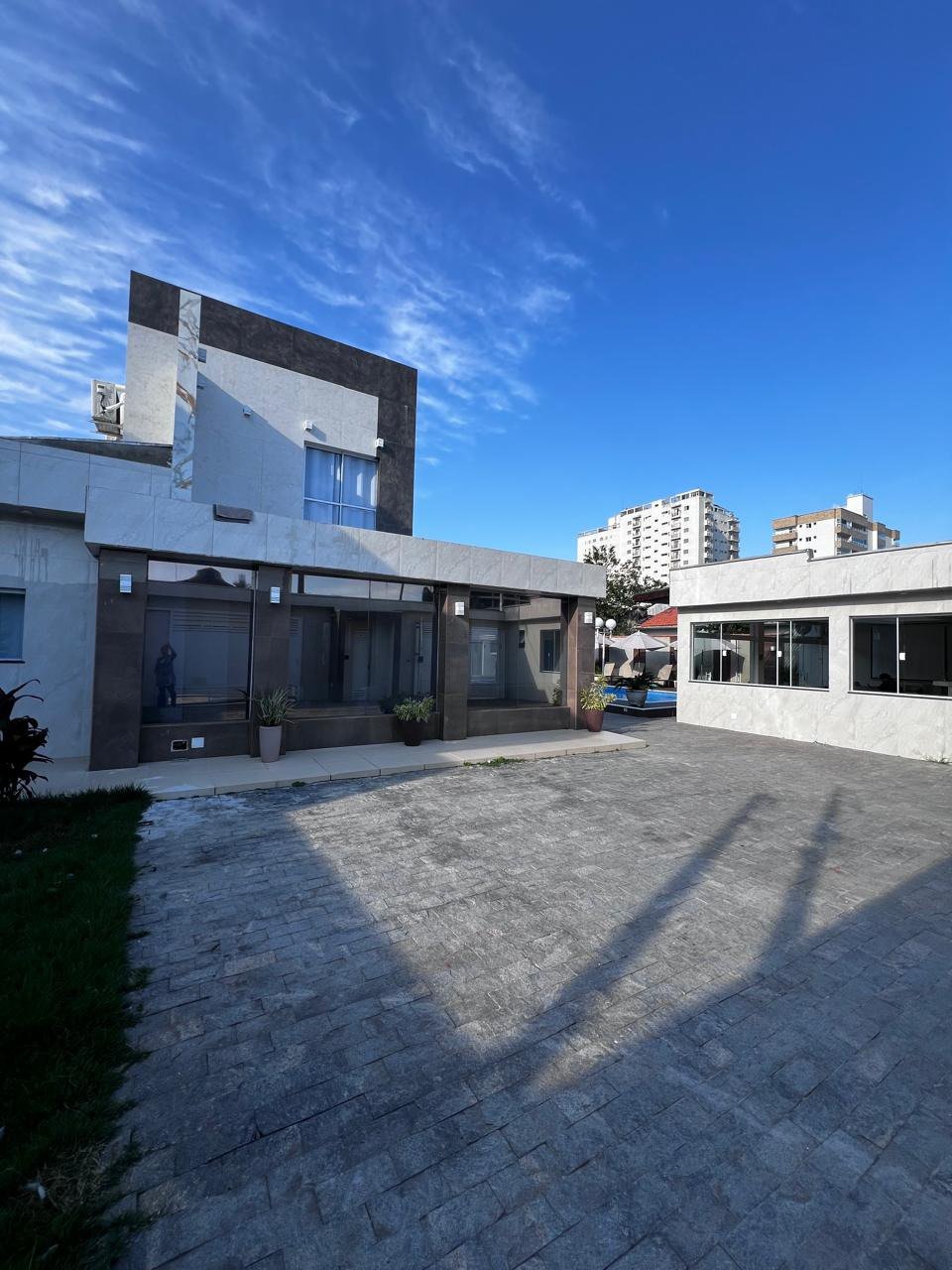 Casa à venda com 8 quartos, sendo 2 suítes, em Flórida, Praia Grande, SP