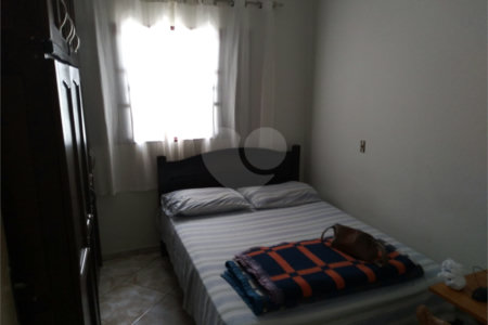 Casa térrea com 2 dormitórios, sendo 1 suíte.