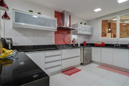 Sobrado à venda com 6 quartos, sendo 3 suítes, em Alto da Boa Vista, São Paulo, SP