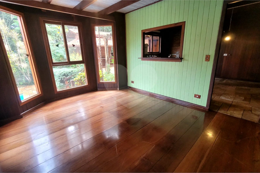 Casa à venda ou para alugar com 3 quartos, sendo 1 suíte, no condomínio Associação Reserva das Hortênsias, Mairiporã - SP