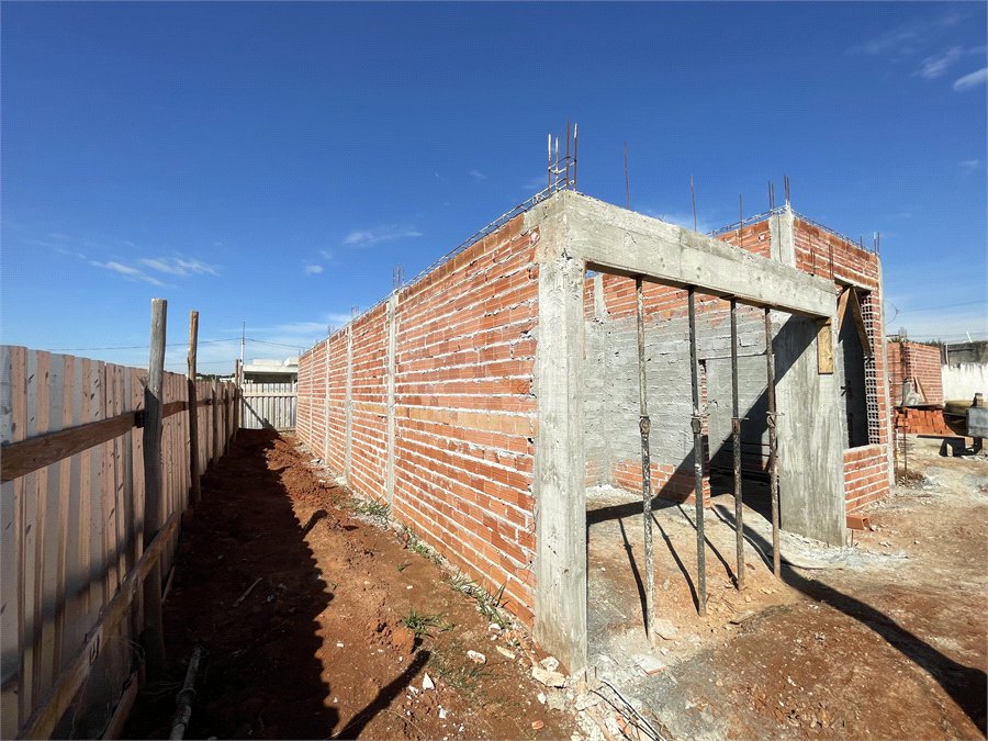 Casa à venda com 3 quartos, sendo 1 suíte, no condomínio Tivolli Residencial, Itapetininga - SP