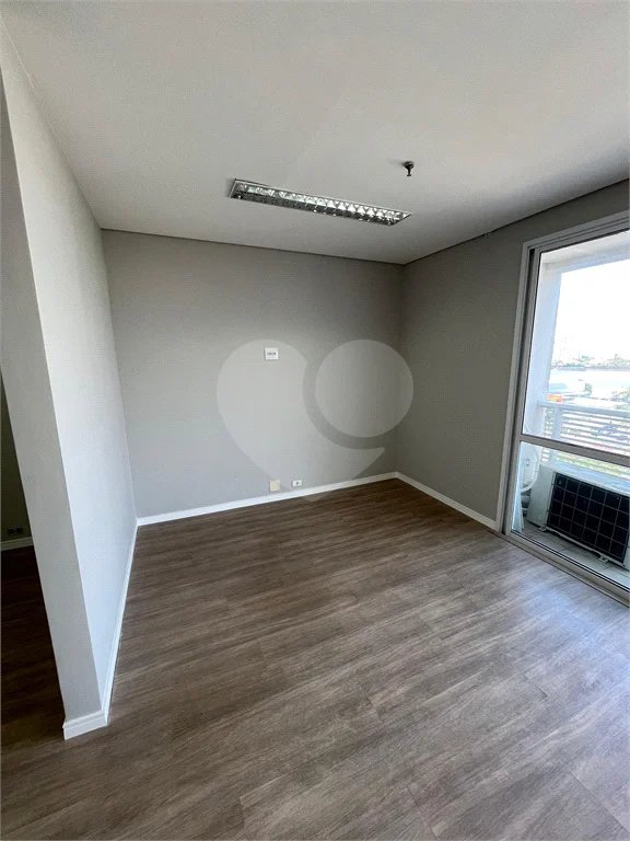 Conjunto comercial com 60m² , 1 banheiro , 2 vagas de garagem , à venda na Vila Leopoldina.