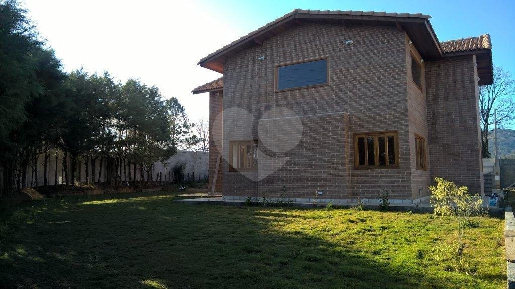 Casa à venda ou para alugar com 3 suítes no condomínio Vilarejo Estoril, Mairiporã - SP