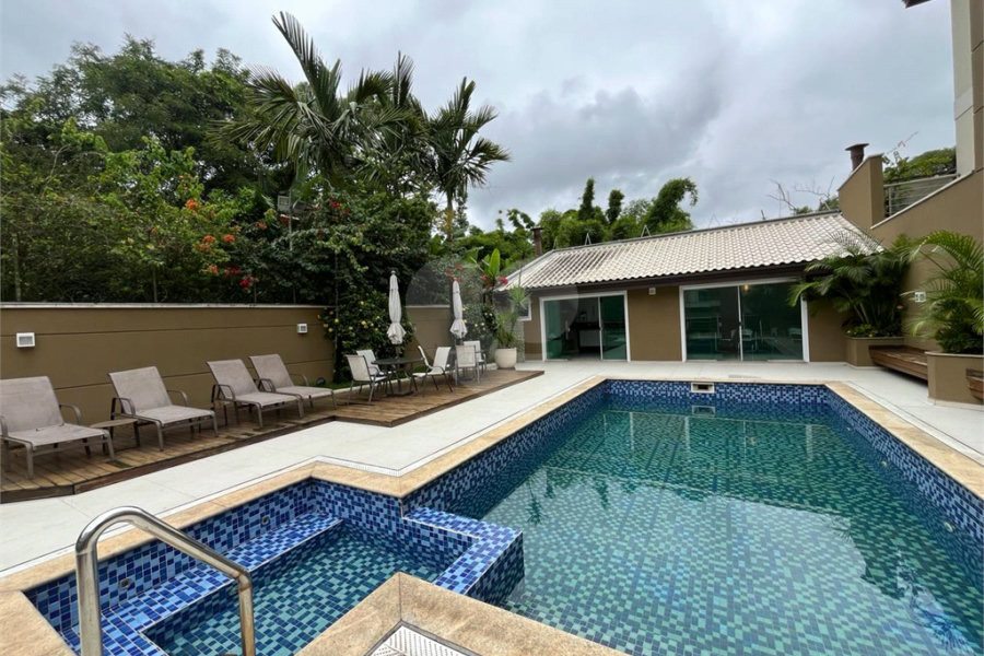 Casa à venda com 4 quartos, sendo 2 suítes, no condomínio Floradas da Serra, São Paulo - SP