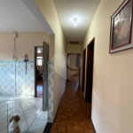 Casa térrea com piscina e 3 quartos.