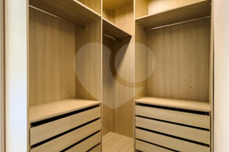 Indaiatuba - Condomínio Milano - Sobrado - 350 m² de terreno - 240 m² de área construída - 4 vagas de garagem, sendo 2 cobertas - Salas de estar e jantar integradas - 3 suítes com closet e varanda no pavimento superior - Escritório no térreo - Espaço gourmet com churrasqueira - Banheiro externo