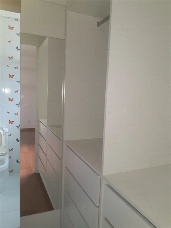 Casa à venda ou para alugar com 4 suítes em Chácaras São Carlos, Cotia, SP