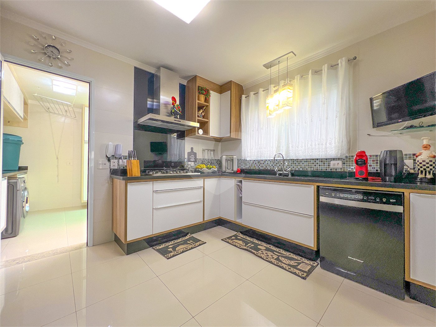 Casa à venda com 4 quartos, sendo 2 suítes,  no condomínio Floradas da Serra, São Paulo - SP