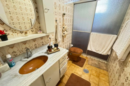 Apartamento com 2 dormitórios e suíte + dependência de serviço completa na Ponta da Praia – Localização privilegiada próximo à Praça Dino Bueno