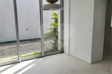 Sobrado à venda ou para alugar com 3 quartos, sendo 1 suíte, em Água Branca, São Paulo, SP