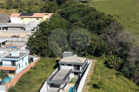 Sobrado à venda com 3 quartos, sendo 1 suíte, em Loteamento Parque Residencial Serras de Atibaia Ii, Atibaia, SP