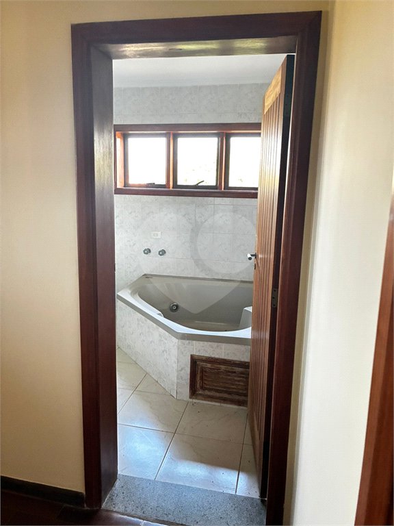 Sobrado para alugar com 4 quartos, sendo 2 suítes,  no Centro, Três Lagoas, MS
