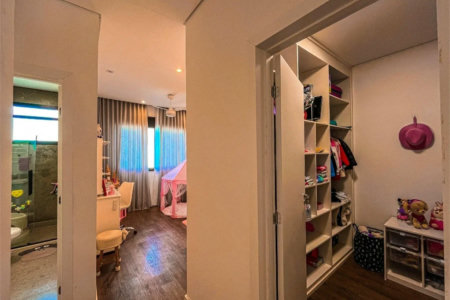 Casa à venda com 4 quartos, sendo 3 suítes,  no condomínio Vintage, Cotia - SP
