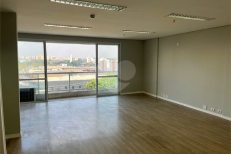 Conjunto comercial com 60m² , 1 banheiro , 2 vagas de garagem , à venda na Vila Leopoldina.