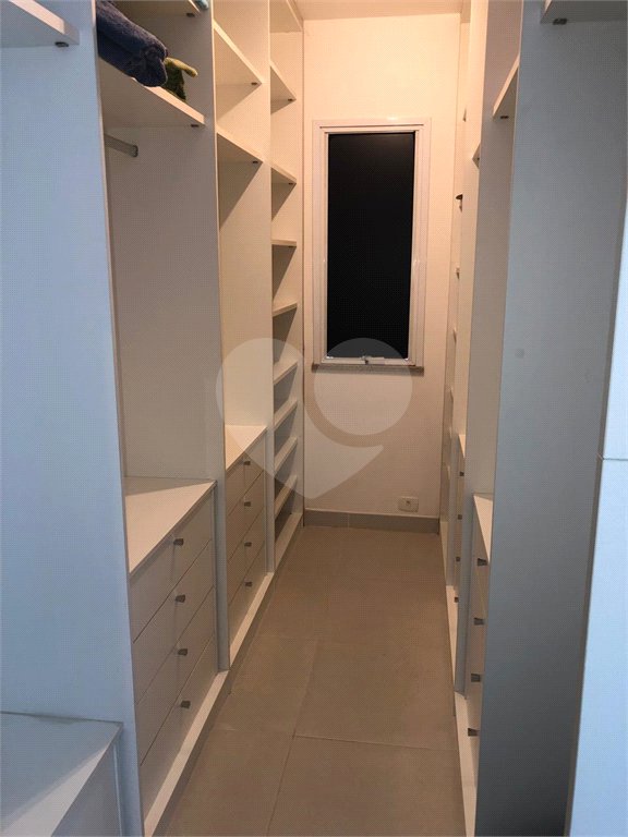 Casa à venda com 9 quartos, sendo 8 suítes, no condomínio Village Elisabete, Rio de Janeiro - RJ