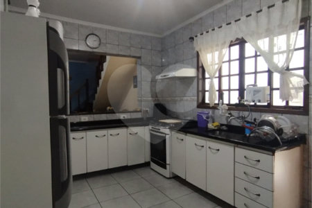Sobrado à venda com 3 quartos, sendo 1 suíte, em Biritiba, Poá, SP