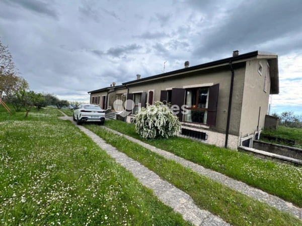 Casa multifamiliar à venda em Verona, Itália – 3 unidades e 12.000 m²