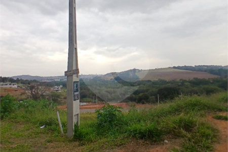 Lote com 561,86 m² à Venda em Condomínio Fechado