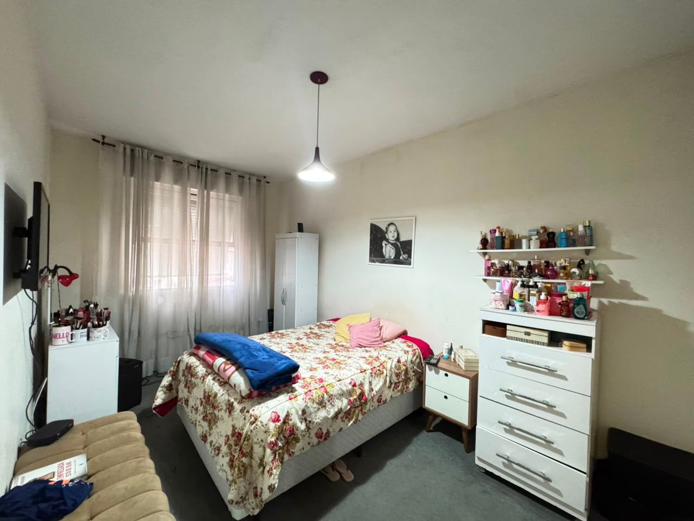 Apartamento com 2 dormitórios e suíte + dependência de serviço completa na Ponta da Praia – Localização privilegiada próximo à Praça Dino Bueno