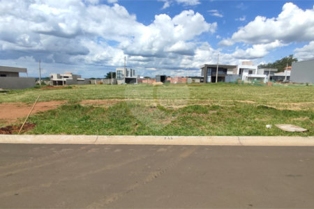 Lote à Venda em São Carlos, no Condomínio Villeneuve I