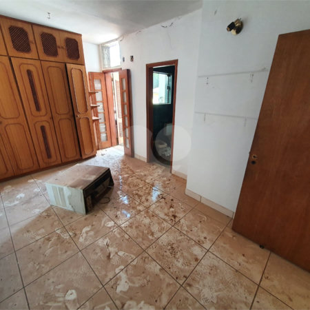 Casa térrea com 5 dormitórios, sendo 2 suítes.