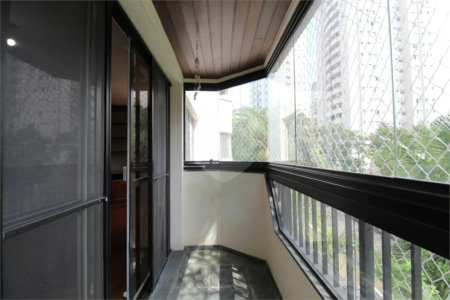 Apartamento à venda com 3 quartos, sendo 1 suíte,  em Vila Uberabinha, São Paulo, SP
