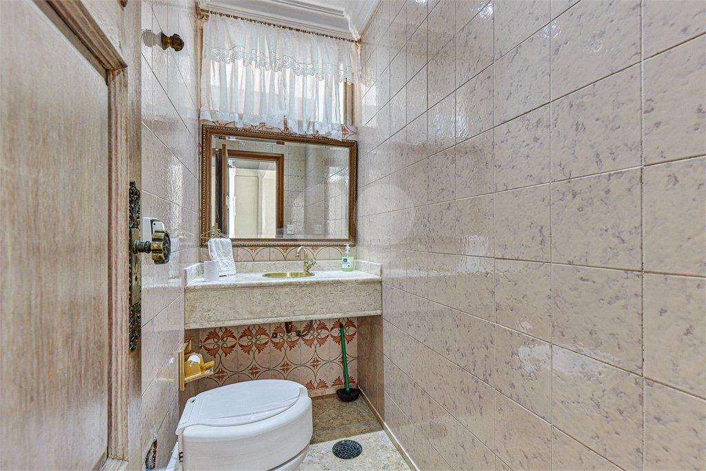 Casa de Vila à venda com 4 quartos, sendo 3 suítes,  em Alto da Boa Vista, São Paulo, SP
