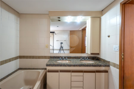 Apartamento à venda com 4 quartos, sendo 3 suítes,  em Jardim Monte Kemel, São Paulo, SP