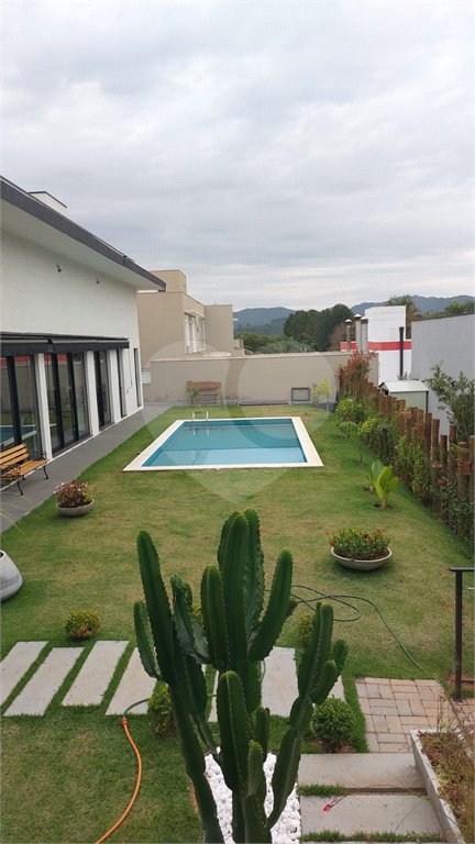 Casa à venda ou para alugar com 4 quartos, sendo 3 suítes, no condomínio Figueira Garden, Atibaia - SP