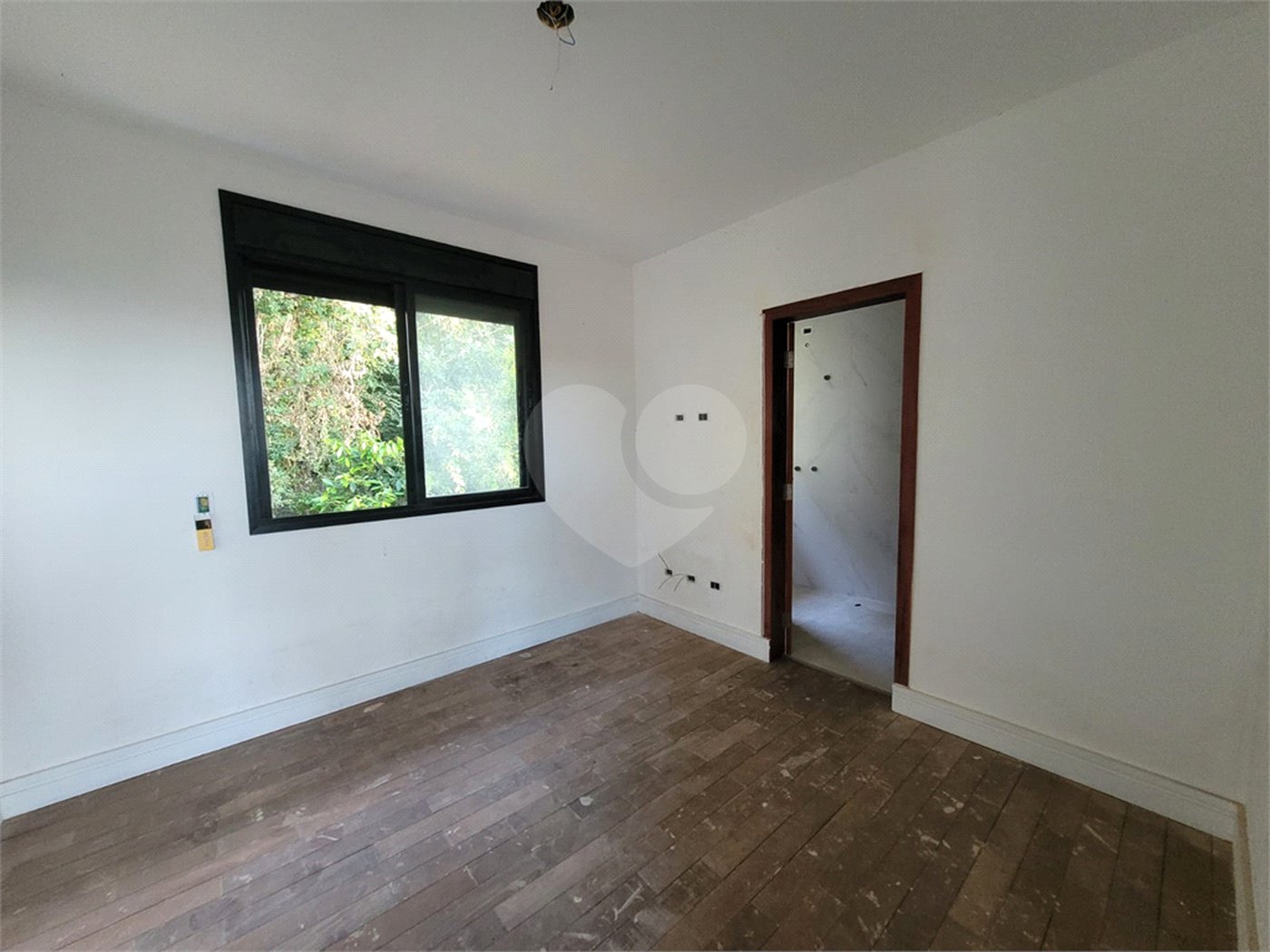 Casa à venda com 6 quartos, sendo 4 suítes, no condomínio Suíça da Cantareira, Mairiporã - SP
