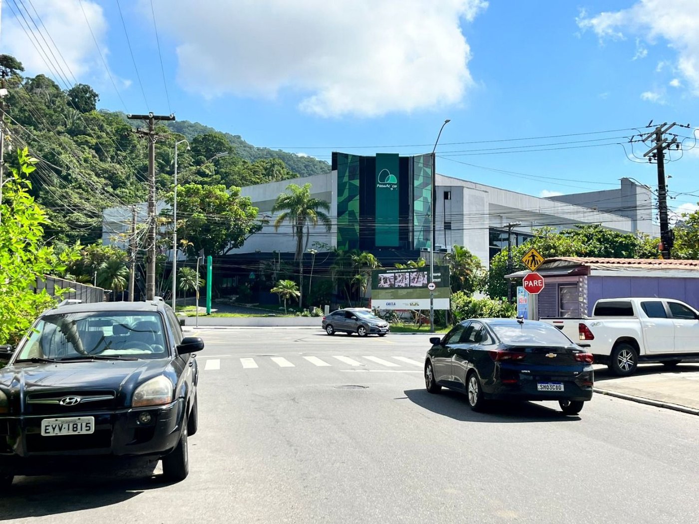 Apartamento 2 dormitórios com vaga de garagem lado praia na Enseada Guarujá