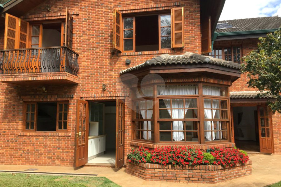 Casa à venda com 5 quartos, sendo 4 suítes,  no condomínio Cantareira, Mairiporã - SP