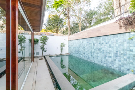 Casa à venda com 4 quartos, sendo 3 suítes, no condomínio Village Place, São Paulo - SP