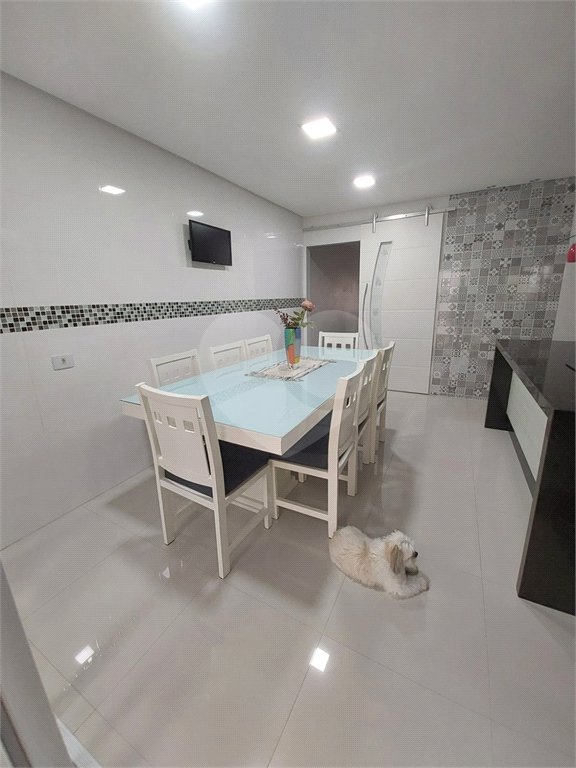 Sobrado à venda com 3 quartos, sendo 1 suíte, em Vila Nova Socorro, Mogi das Cruzes, SP