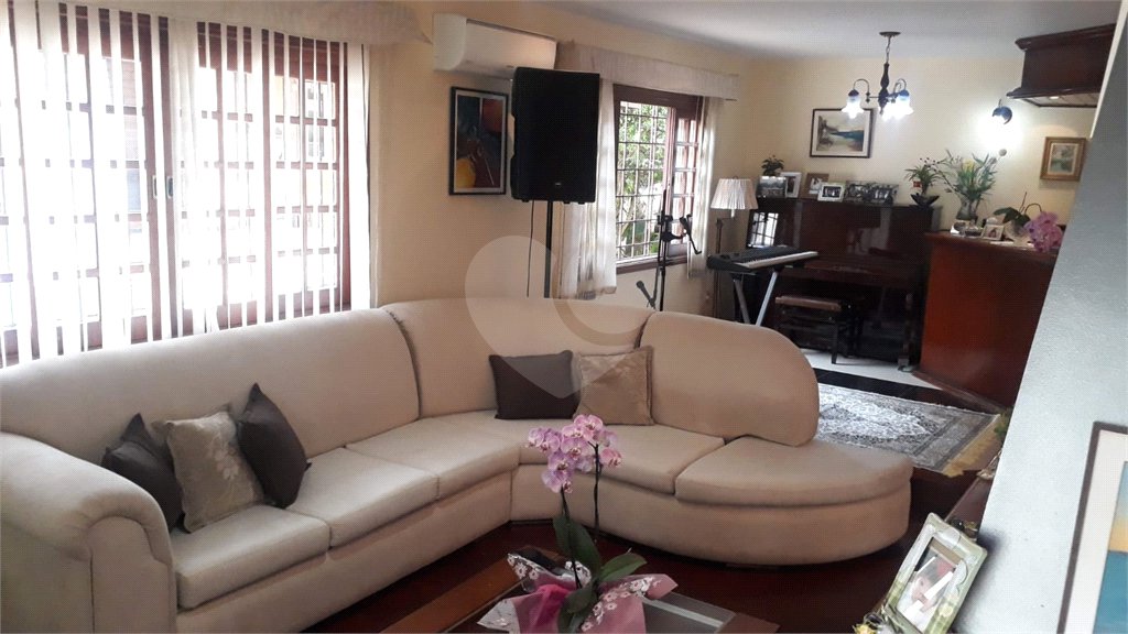 Casa à venda com 5 quartos, sendo 3 suítes,  em Vila Oliveira, Mogi das Cruzes, SP