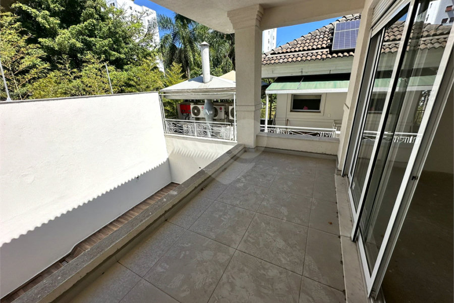 Casa à venda com 4 suítes no condomínio Villaggio Houda, São Paulo - SP