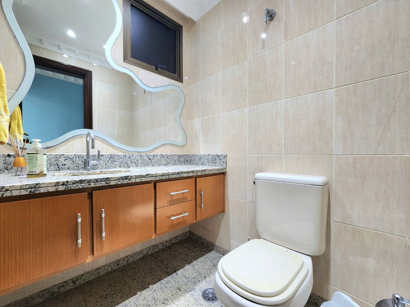Apartamento Alto Padrão Frente Mar com 4 Dormitórios, 3 Suítes e 3 Vagas na Orla de Santos