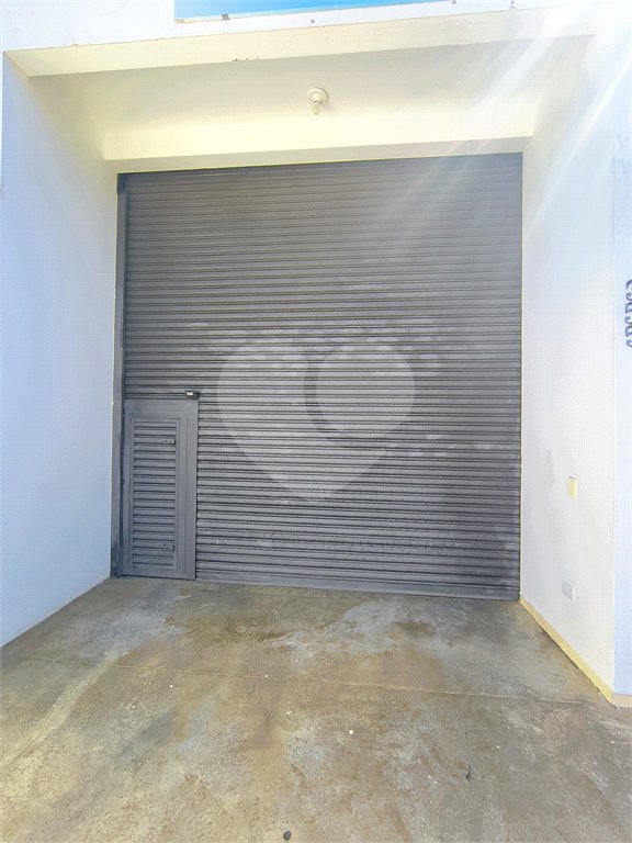 Imóvel disponível para venda com excelente localização e grande potencia, tambèm gerando uma renda passiva todos meses com contrato de aluguel ativo. Salão Comercial Perfeito para quem busca conforto, praticidade e um ótimo investimento