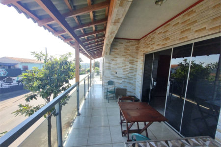 Sobrado 3 quartos e área comercial em baixo.