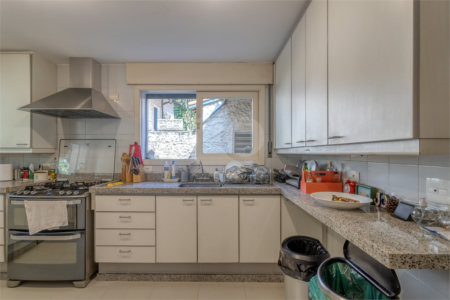 Casa à venda com 6 quartos, sendo 2 suítes, no condomínio Chácara Flora, São Paulo - SP