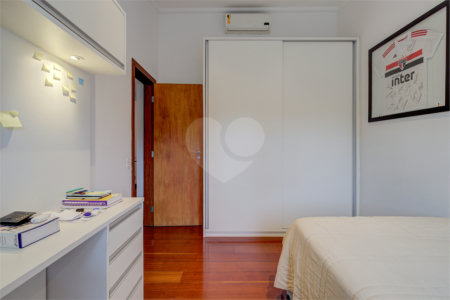 Casa à venda com 4 quartos, sendo 2 suítes, no condomínio Vila Antonieta, São Paulo - SP