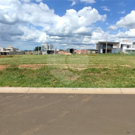 Lote à Venda em São Carlos, no Condomínio Villeneuve I