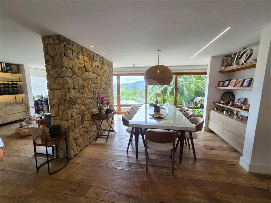 Casa em Condomínio de Alto Padrão no Suíça da Cantareira.