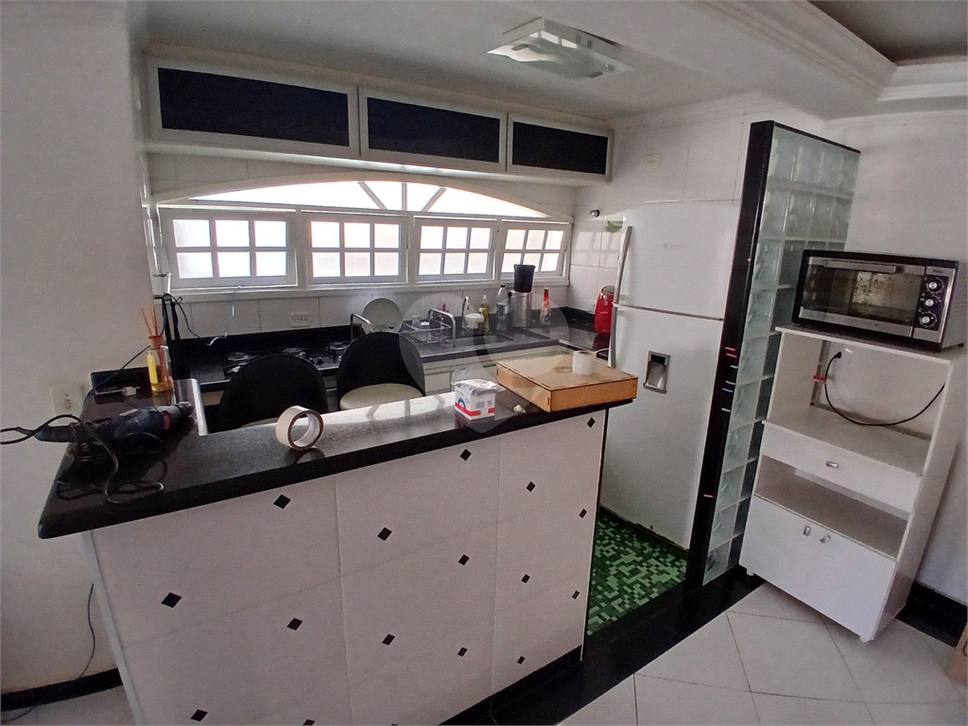 Sobrado à venda com 8 quartos, sendo 2 suítes, em Tremembé, São Paulo, SP