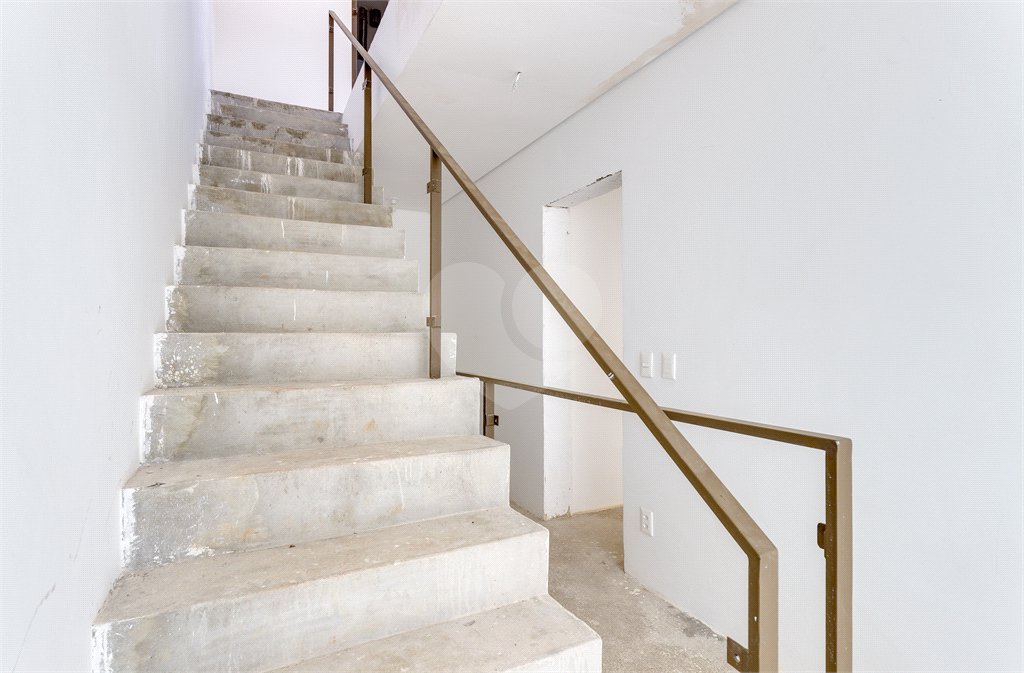 Casa à venda com 4 quartos, sendo 3 suítes, no condomínio Jardim Flora, São Paulo - SP