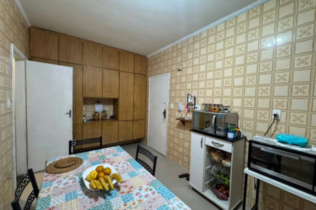Apartamento com 2 dormitórios e suíte + dependência de serviço completa na Ponta da Praia – Localização privilegiada próximo à Praça Dino Bueno