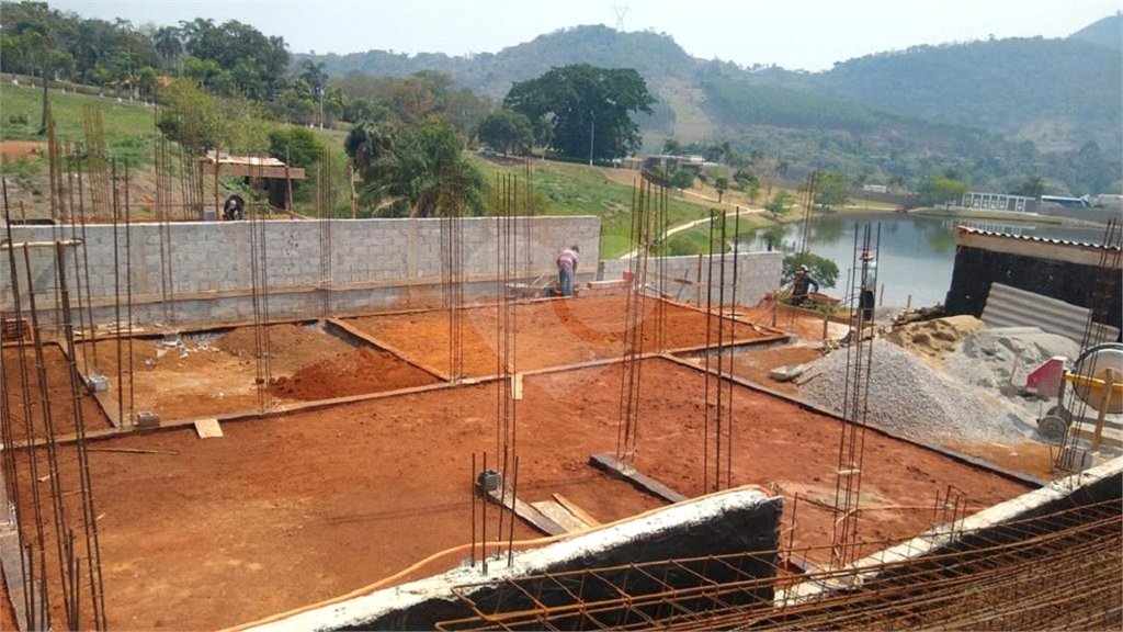 Casa à venda com 3 suítes no condomínio Loteamento Terras da Fazenda Santana I, Atibaia - SP
