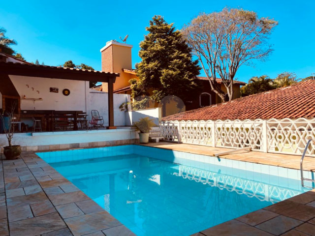 Casa Térrea à venda com 4 quartos, sendo 1 suíte,  em Interlagos, São Paulo, SP